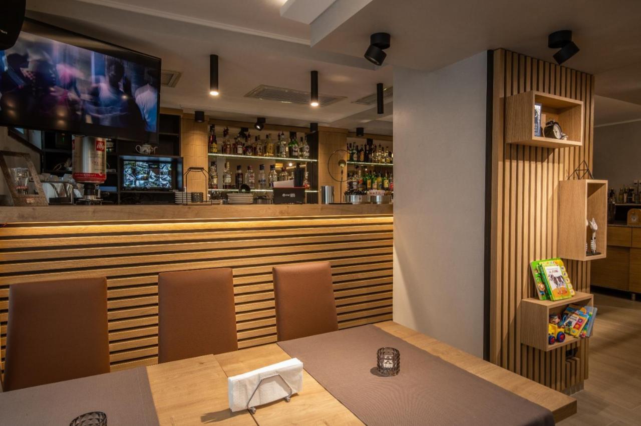 Apartament Tatu Bar&Grill 오토페니 외부 사진